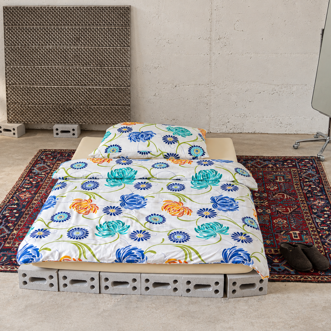 Bettbezug mit Blumenmuster in Blau, Türkis und Orange