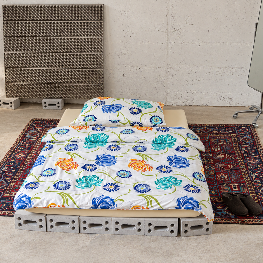 Bettbezug mit Blumenmuster in Blau, Türkis und Orange