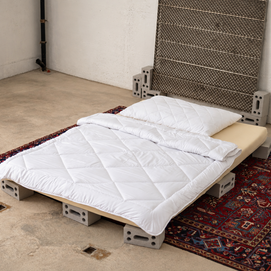 Weisses Duvet auf Bett mit quadratischer Steppung