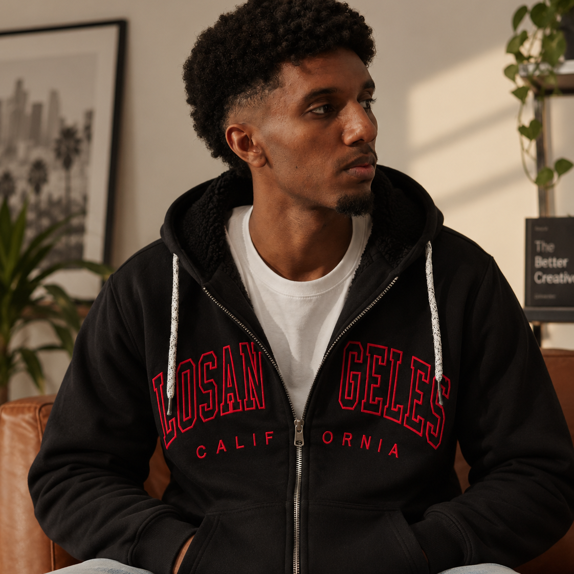 Schwarze Herren Hoodie-Jacke mit Reissverschluss am Model